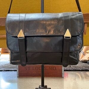 Beautiful vintage TUFF Beverly Hills leather messenger bag.
